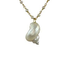 N3869 -Shell on pearl and gold plated chain