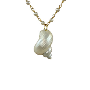 N3869 -Shell on pearl and gold plated chain